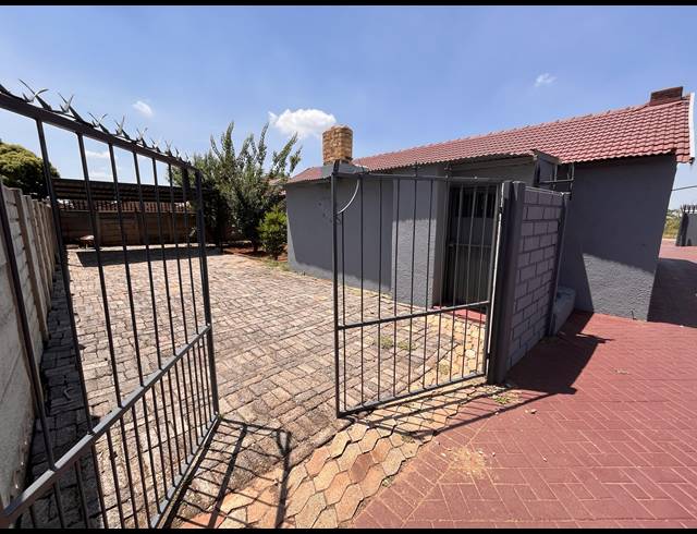 4 BEDROOM FREEHOLD FOR SALE IN MAYBERRY PARK